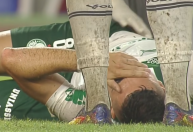 Titular do Palmeiras é substituído após levar joelhada nas costas e preocupa