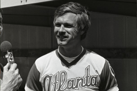 Ted Turner com o uniforme do Atlanta Braves