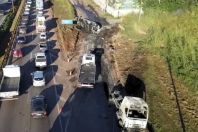 Acidente entre carreta e moto deixa três pessoas feridas na Rodovia Fernão Dias