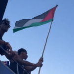 Yamal carrega bandeira da Palestina e provoca Real em desfile do título do Barcelona
