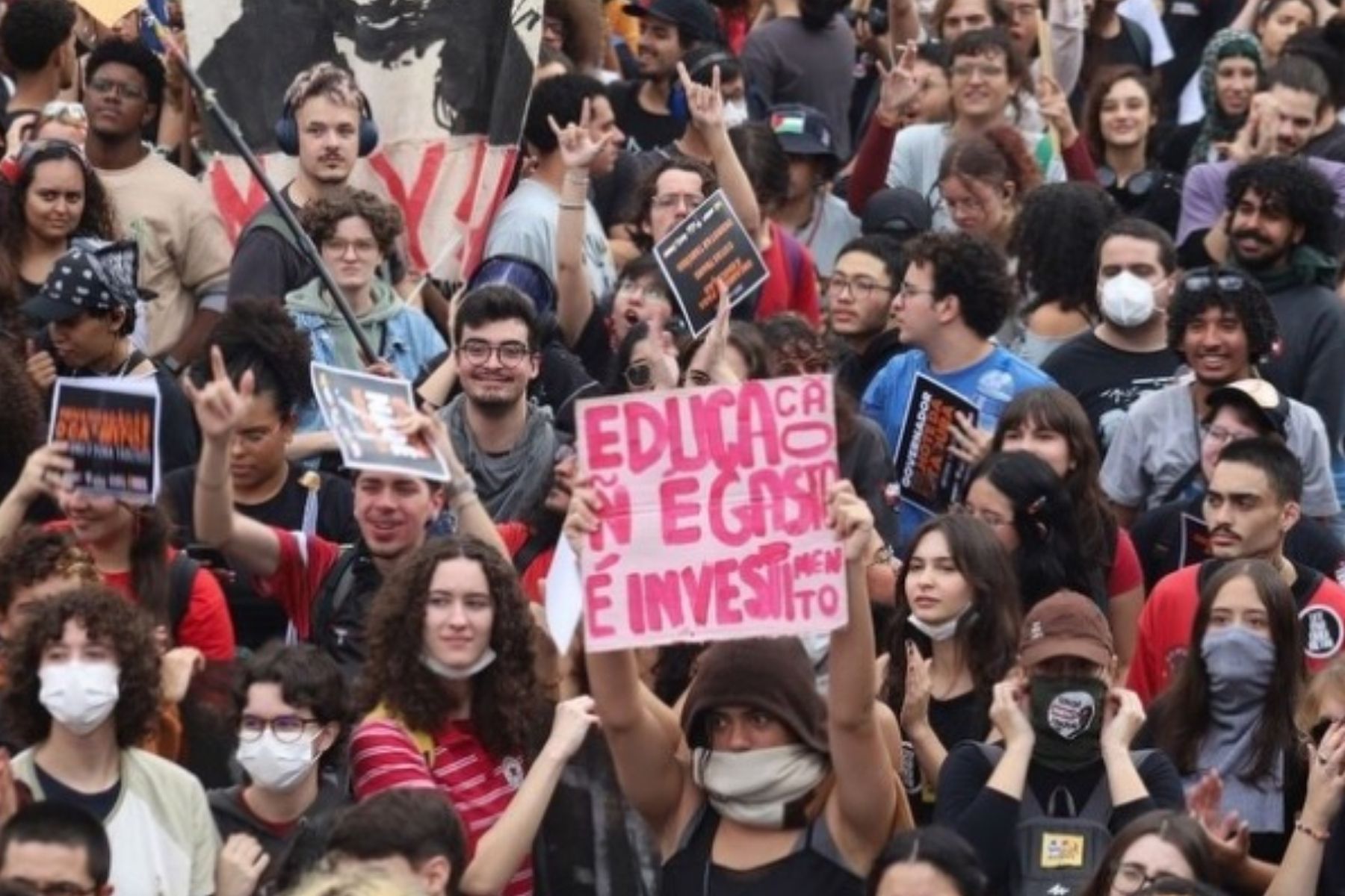 Professores e estudantes protestam contra gestão Tarcísio e criticam cortes de verbas em SP