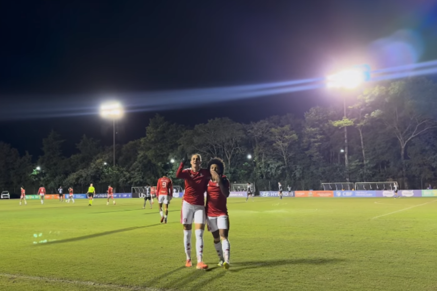Internacional vence Botafogo e se aproxima dos líderes do Brasileirão Feminino