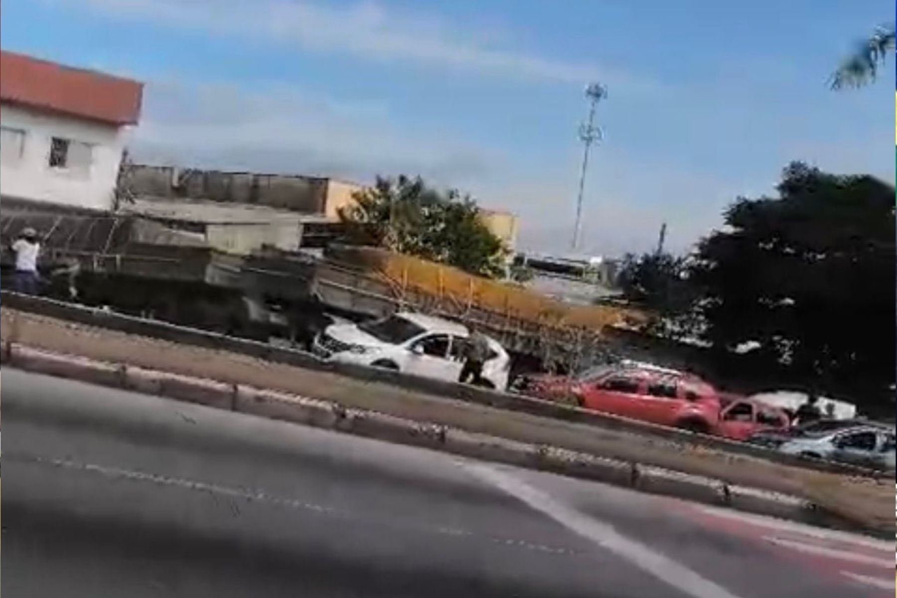 Acidente envolvendo carreta complica o trânsito na Avenida Antônio Carlos