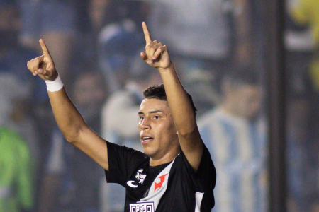 Rojas comemora primeiro gol pelo Vasco sobre o Paysandu