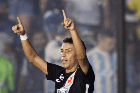 Rojas comemora primeiro gol pelo Vasco sobre o Paysandu