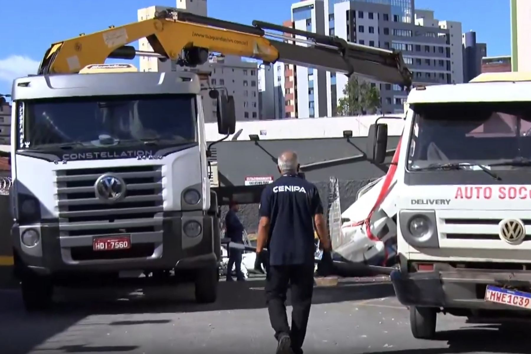 Destroços de avião começam a ser retirados de prédio o bairro Silveira