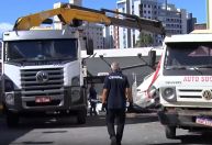 Destroços de avião começam a ser retirados de prédio o bairro Silveira