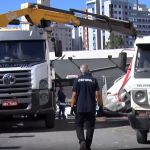 Destroços de avião começam a ser retirados de prédio o bairro Silveira