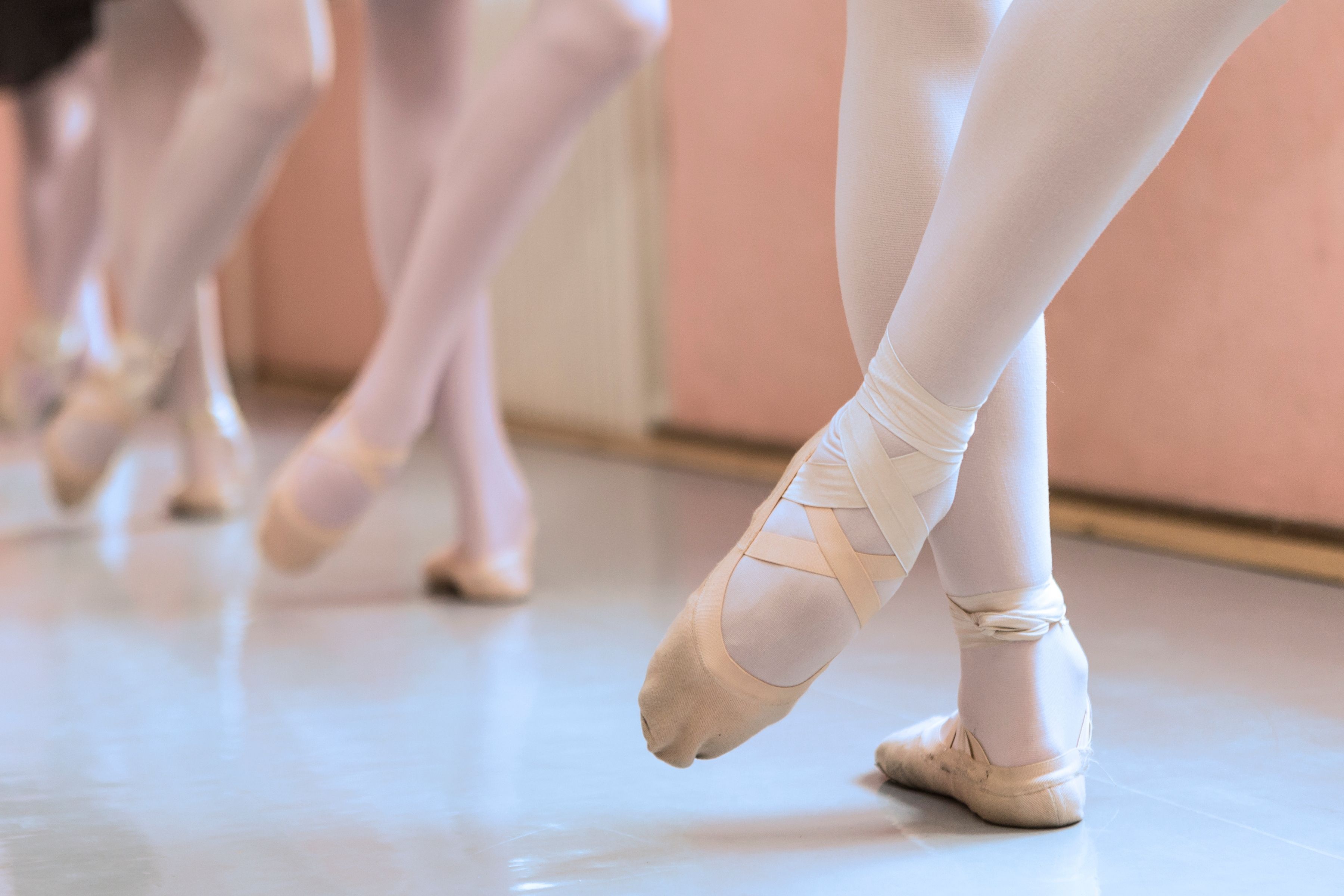 Com 100 anos, Chilena dirige escola de dança e ensina balé para mulheres de 50 a 80 anos