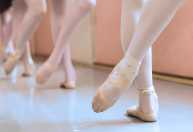 Com 100 anos, Chilena dirige escola de dança e ensina balé para mulheres de 50 a 80 anos