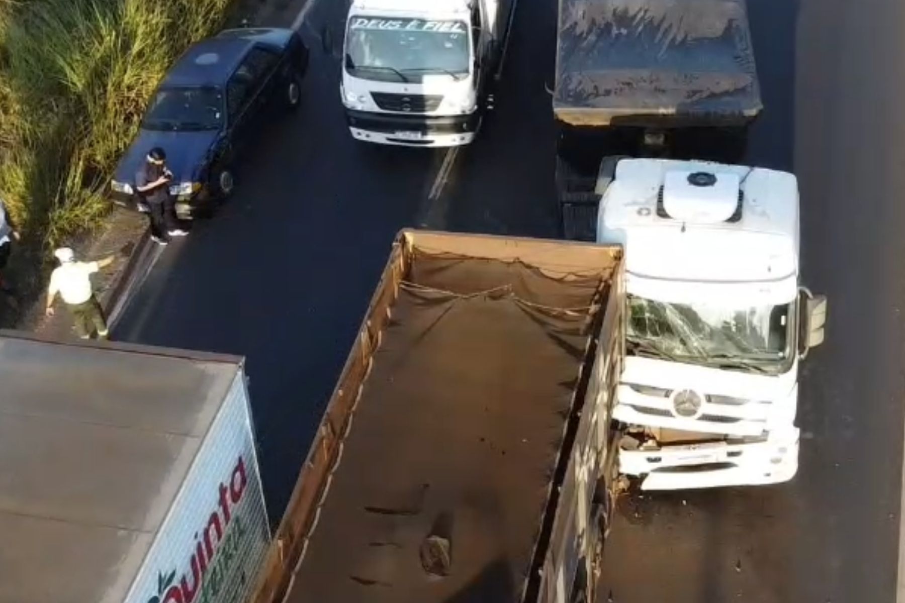 Acidente entre duas carretas causa congestionamento no Anel Rodoviário