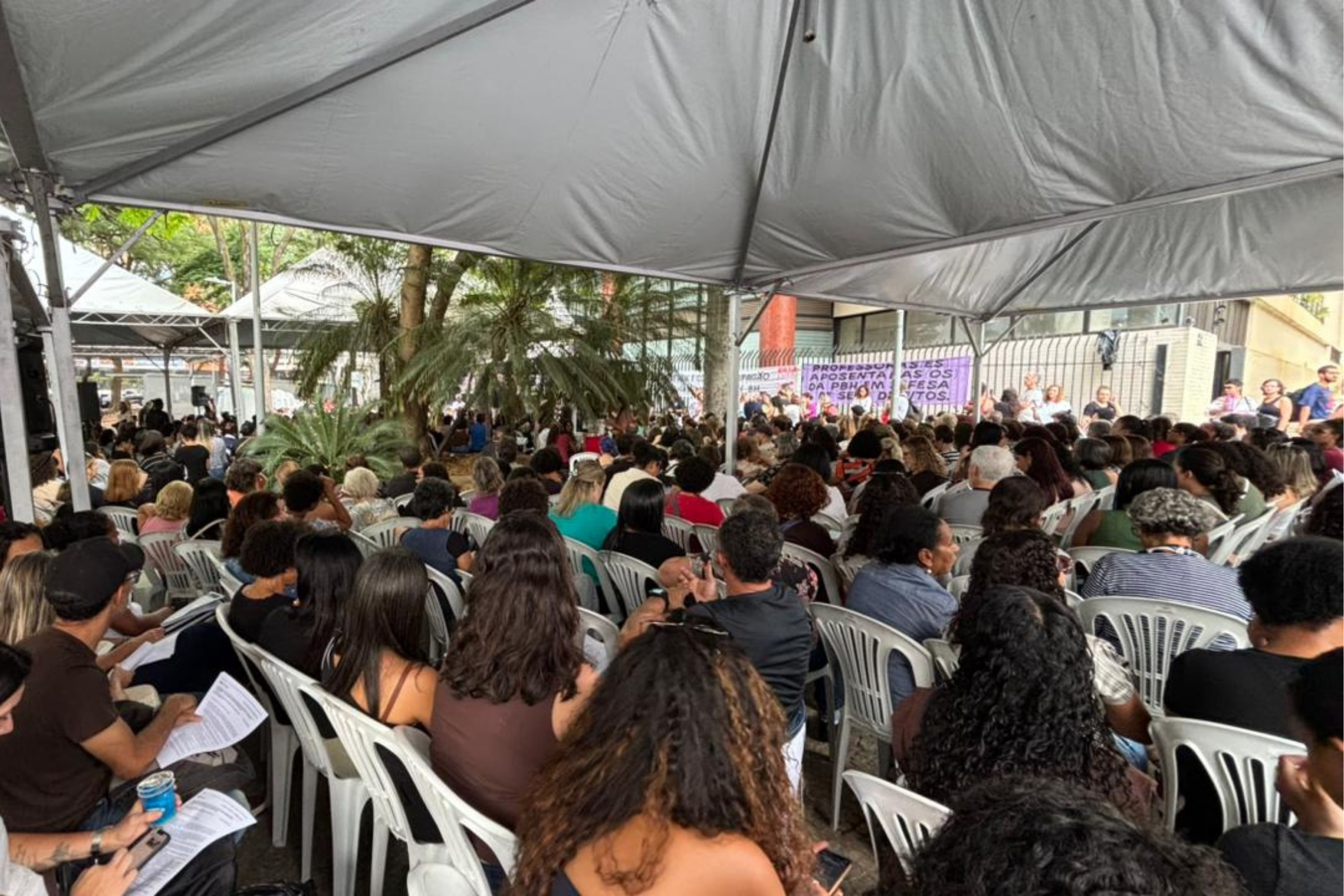 Professores da rede municipal de BH rejeitam proposta da prefeitura e mantêm greve