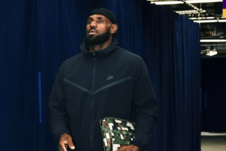 LeBron James, do Lakers, antes de jogo contra o Thunder