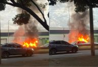 Carro pega fogo e complica trânsito na Avenida do Contorno, em Belo Horizonte