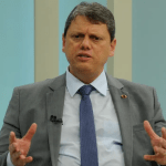 Tarcísio de Freitas se nega a comentar sobre áudios de Flávio Bolsonaro