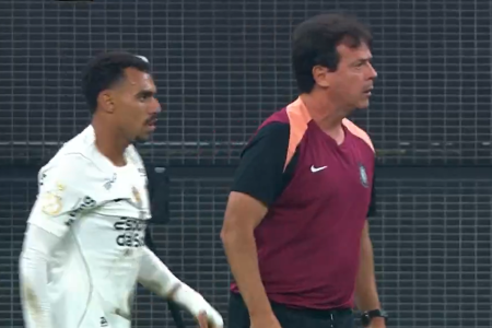 Diniz irritado com o zagueiro Gabriel Paulista