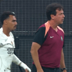 Fernando Diniz discute com jogador do Corinthians em classificação na Copa do Brasil