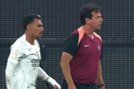 Diniz irritado com o zagueiro Gabriel Paulista