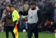 Roger fecha dois meses no São Paulo pressionado e com irregularidade entre torneios