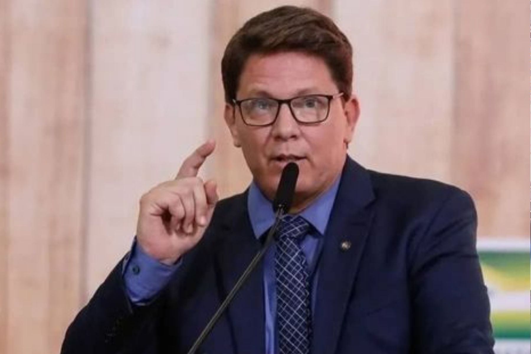 Mario Frias se coloca à disposição de Flávio Dino para esclarecer viagem ao Bahrein