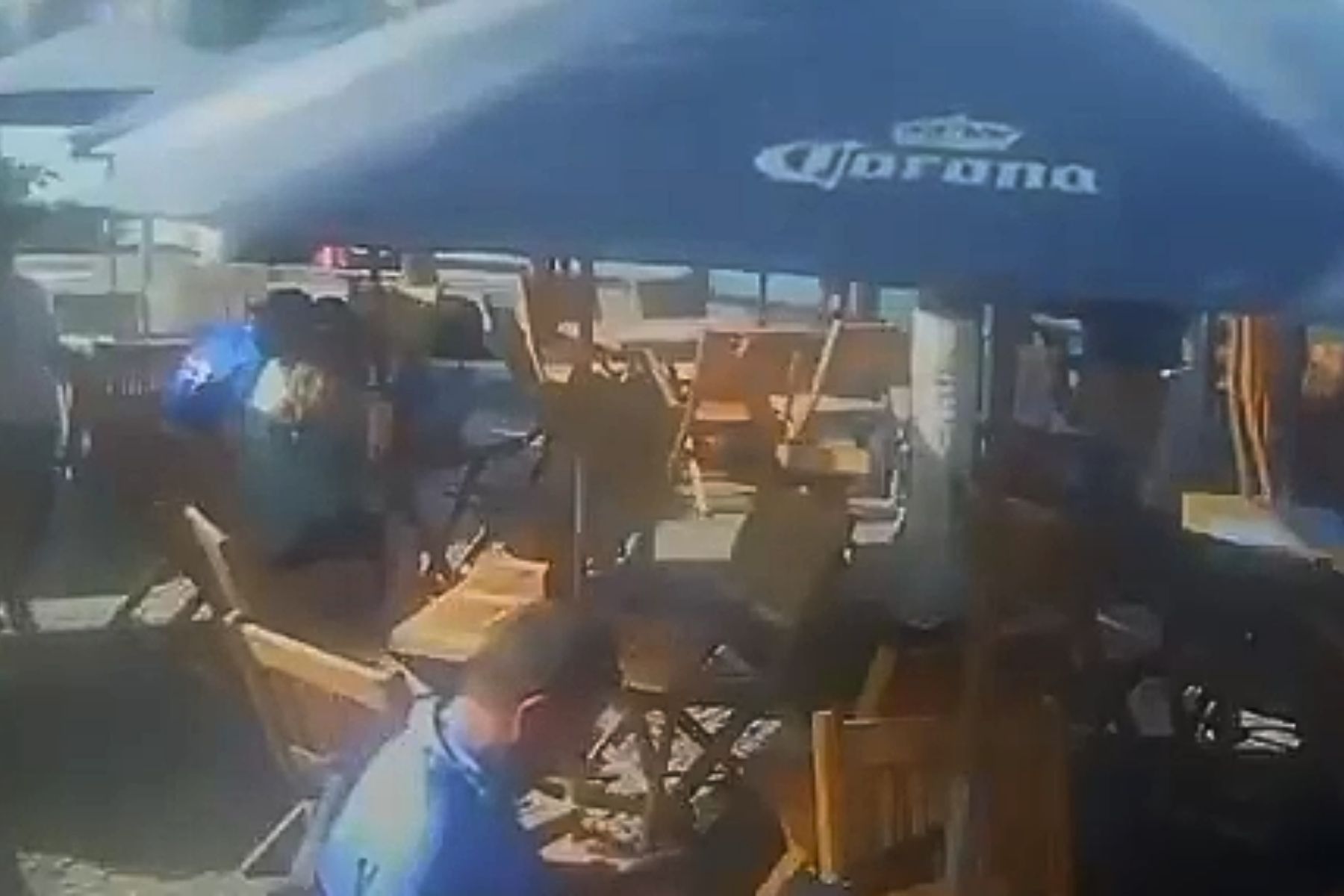 Vídeo: onda invade quiosque no Rio de Janeiro; Marinha emite alerta