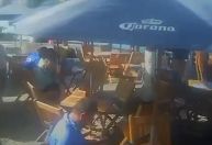 Vídeo: onda invade quiosque no Rio de Janeiro; Marinha emite alerta