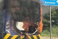 Ônibus pega fogo e fecha avenida na região da Pampulha, em BH