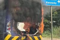 Ônibus pega fogo e fecha avenida na região da Pampulha, em BH