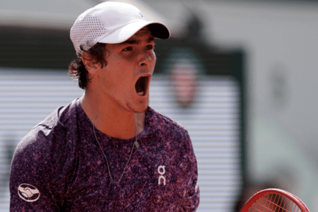 João Fonseca comemora ponto conquistado diante de Novak Djokovic