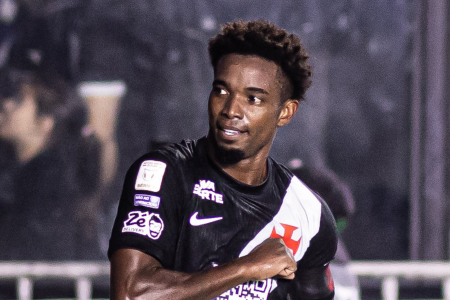 Thiago Mendes comemora gol pelo Vasco