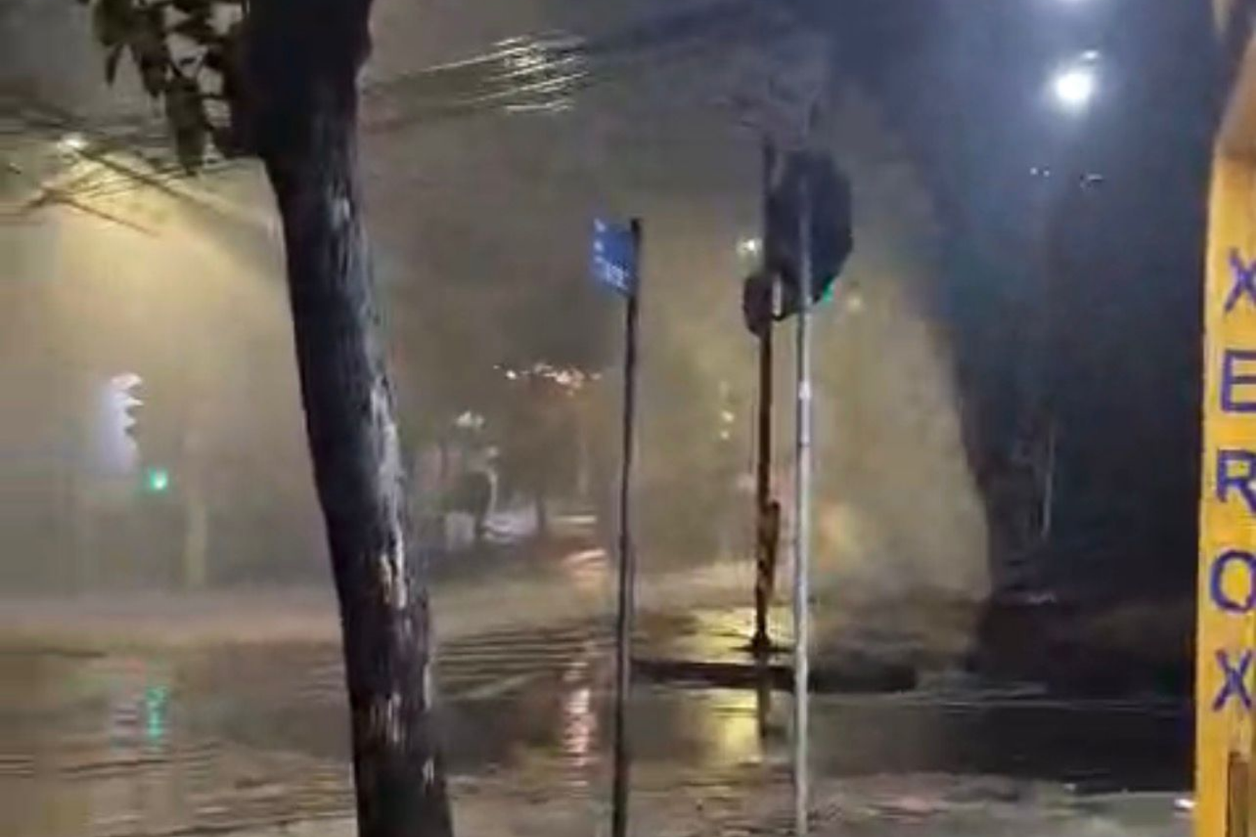 Vídeo: ‘chafariz’ provocado por rompimento em tubulação causa cratera em BH