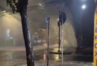 Vídeo: ‘chafariz’ provocado por rompimento em tubulação causa cratera em BH