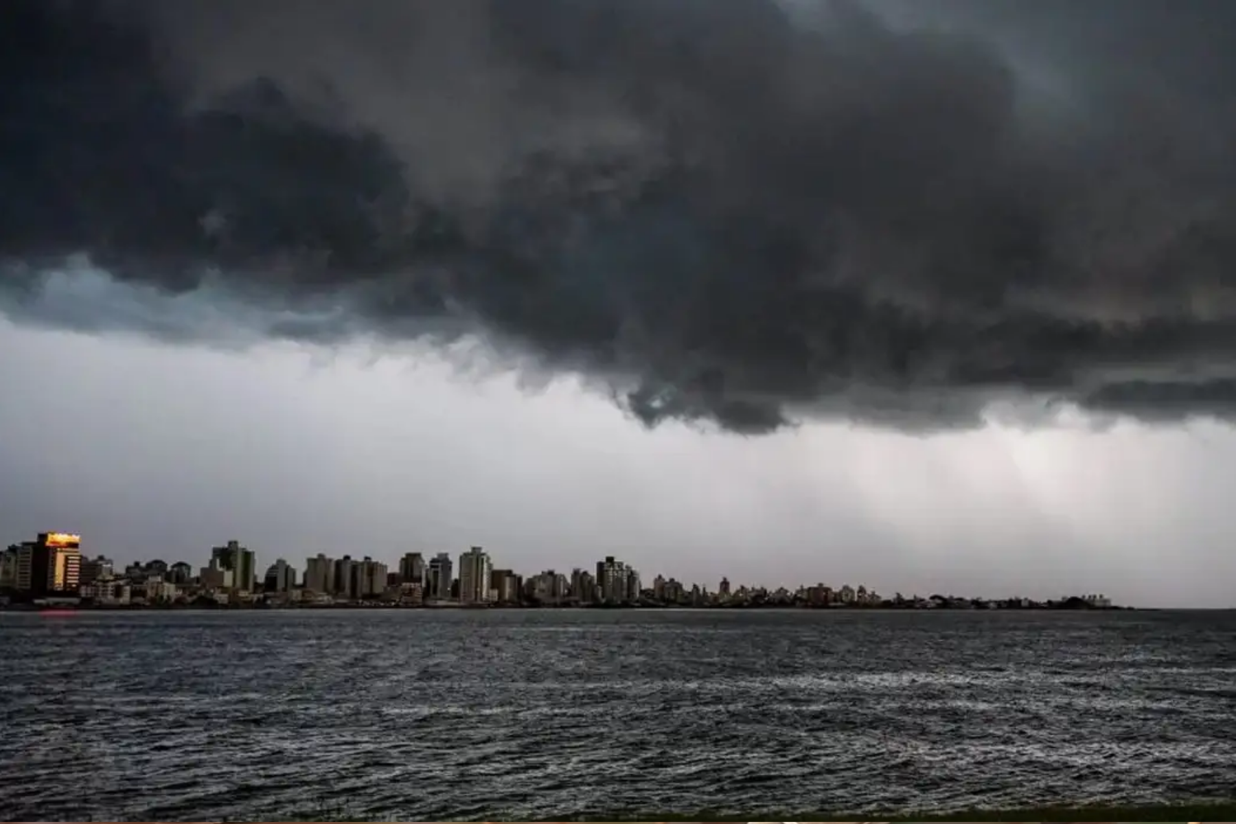Ciclone extratropical coloca Santa Catarina em alerta com chuva intensa e rajadas de vento