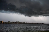 Ciclone extratropical coloca Santa Catarina em alerta com chuva intensa e rajadas de vento