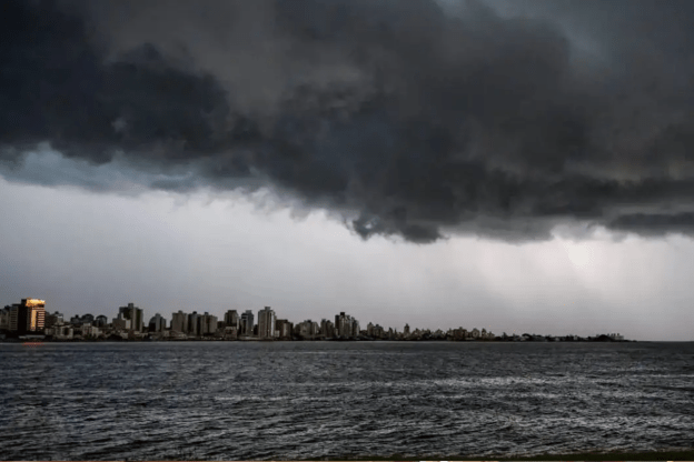 Ciclone extratropical coloca Santa Catarina em alerta com chuva intensa e rajadas de vento