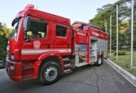Carreta com 47 toneladas de plumas pega fogo na Grande SP