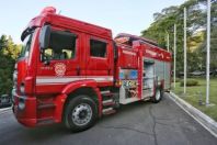 Carreta com 47 toneladas de plumas pega fogo na Grande SP