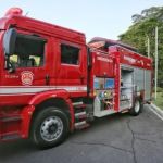 Carreta com 47 toneladas de plumas pega fogo na Grande SP