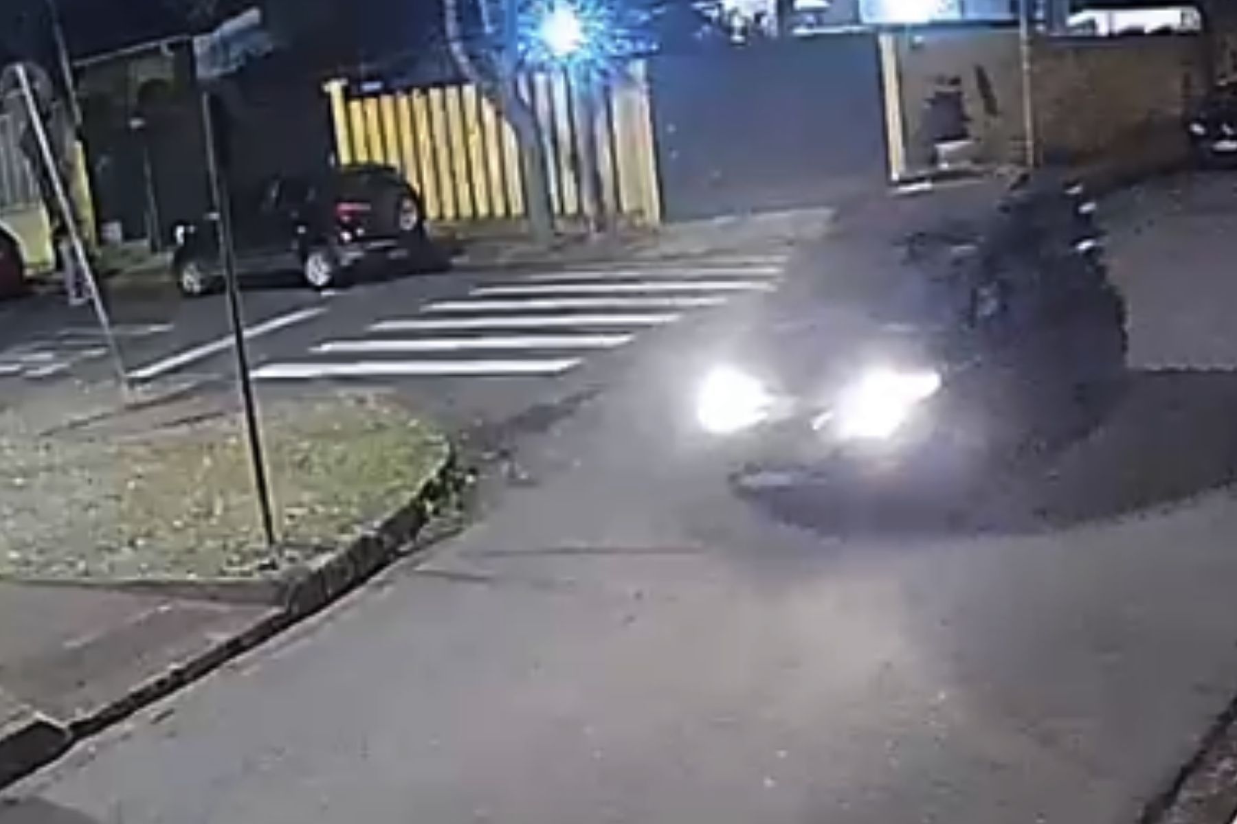 Mulher corre atrás do próprio carro após furto no bairro Planalto; veja vídeo