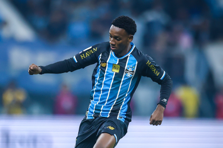 Gabriel Mec em ação pelo Grêmio contra o Flamengo