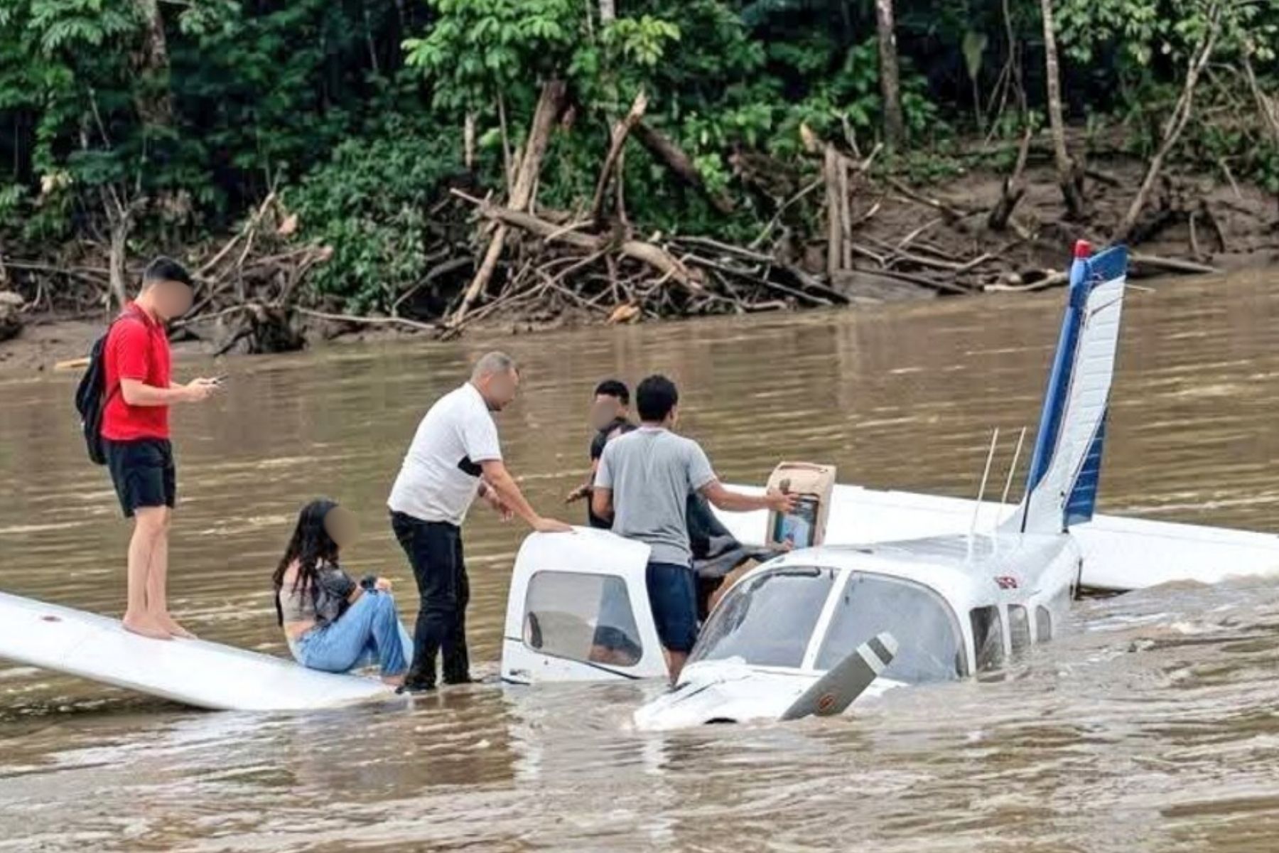 Moradores retiram avião de rio após queda no interior do Acre