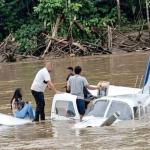 Moradores retiram avião de rio após queda no interior do Acre