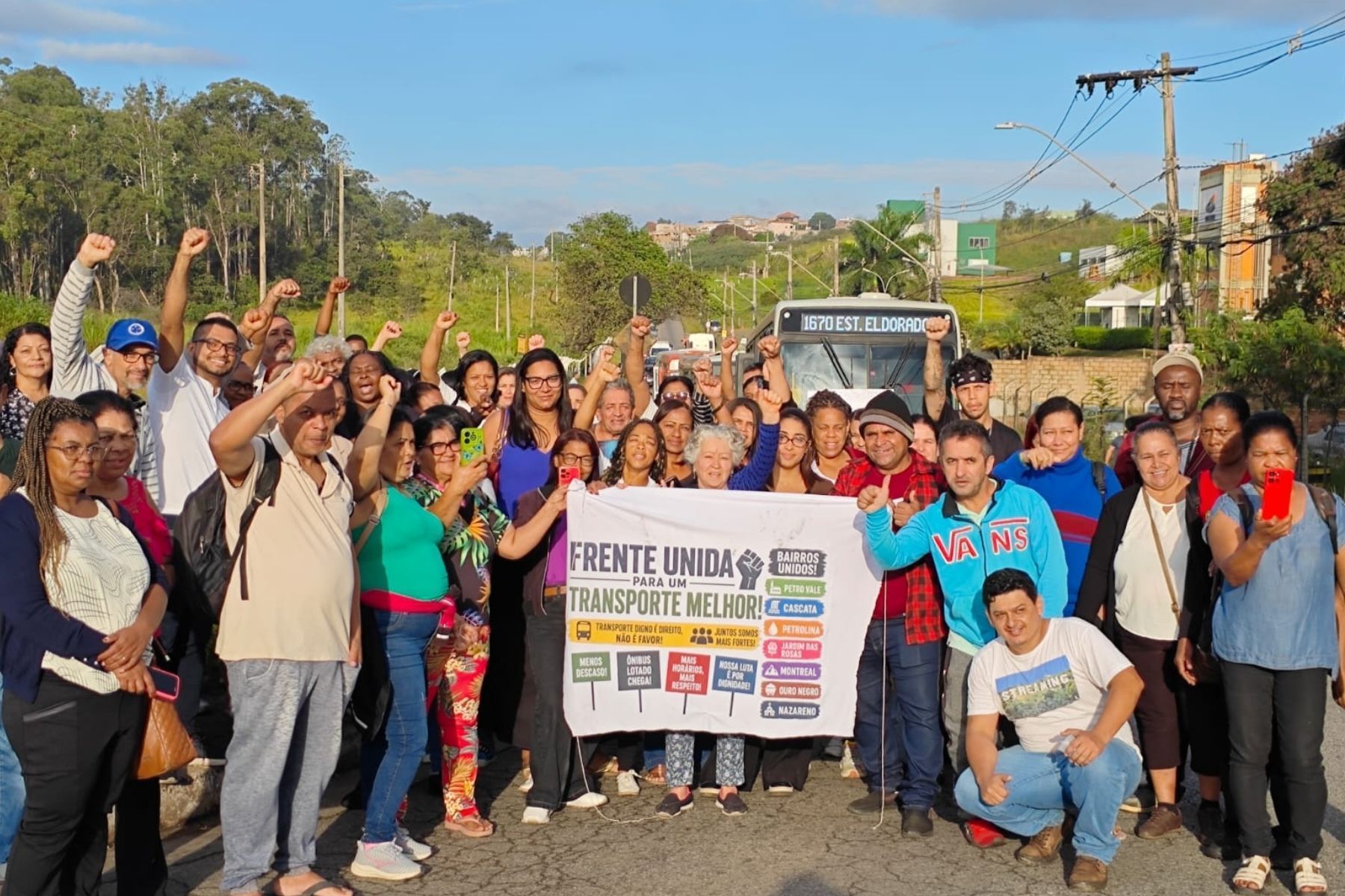 Passageiros protestam contra superlotação e demora de ônibus na Grande BH