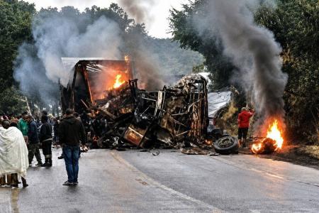 Corpos das oito vítimas de grave acidente na BR-251 são levados para BH