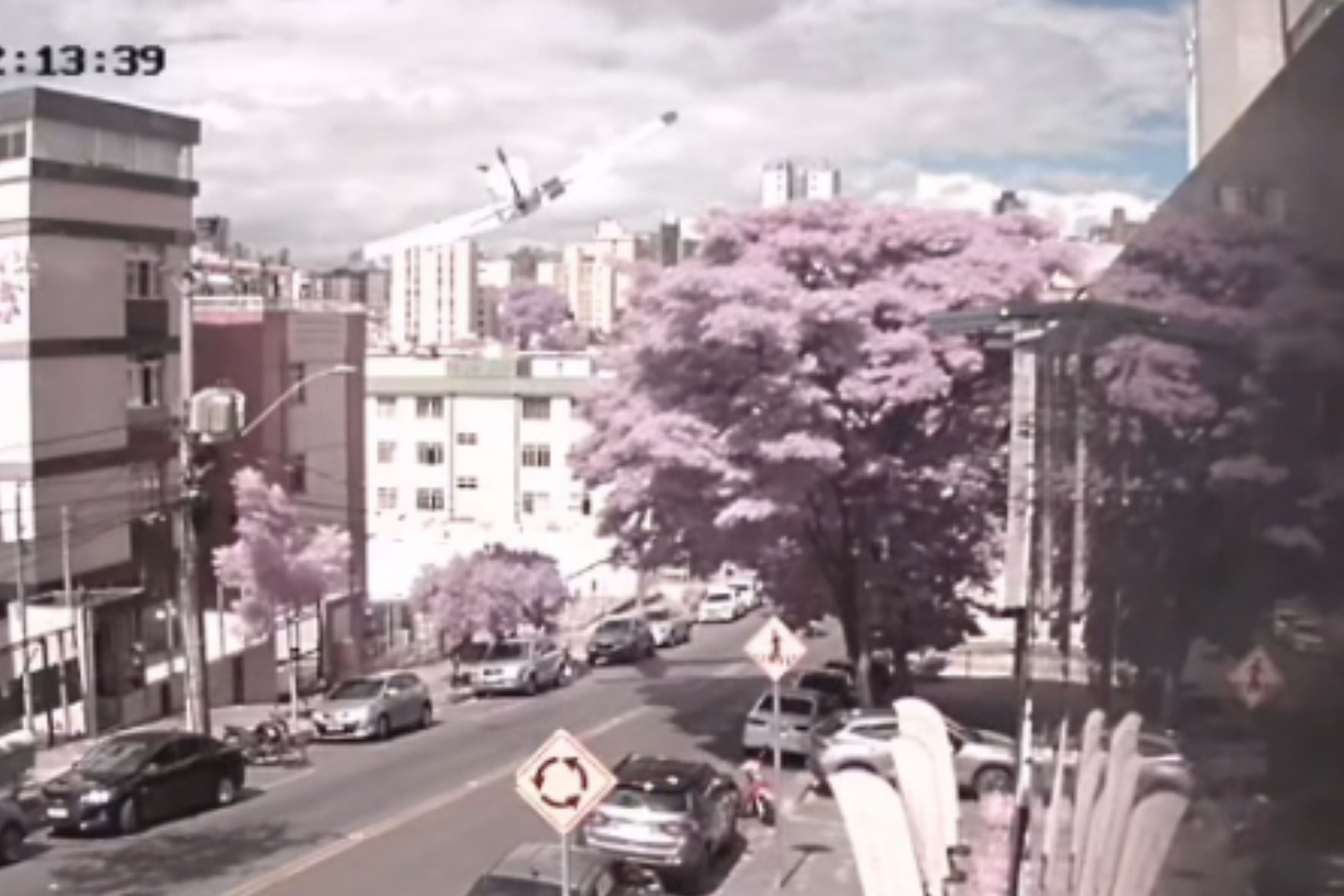 Vídeo mostra queda de avião que deixou mortos em BH por novo ângulo