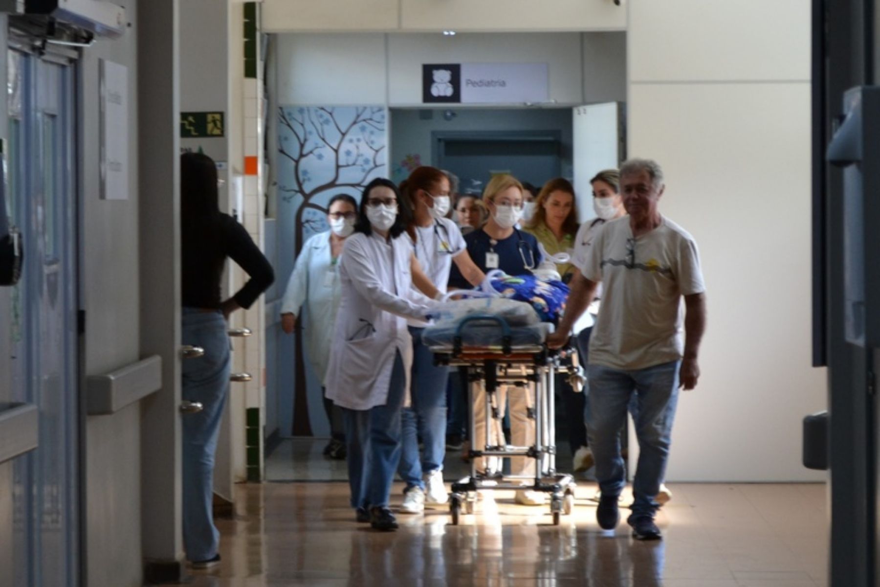 Menino de 4 anos, que viveu desde os 9 meses no hospital, recebe alta em MG
