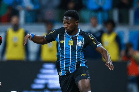 Amuzu em ação pelo Grêmio contra o Flamengo