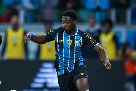 Amuzu em ação pelo Grêmio contra o Flamengo