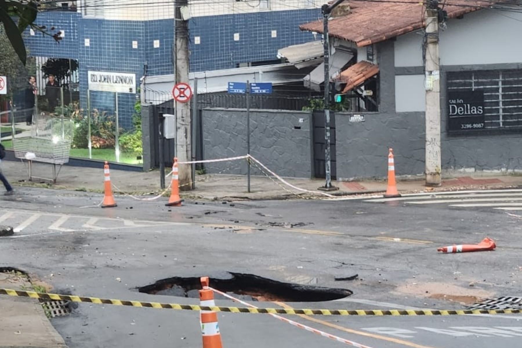 Cratera se abre em rua de BH após chuva