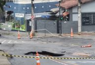 Cratera se abre em rua de BH após chuva